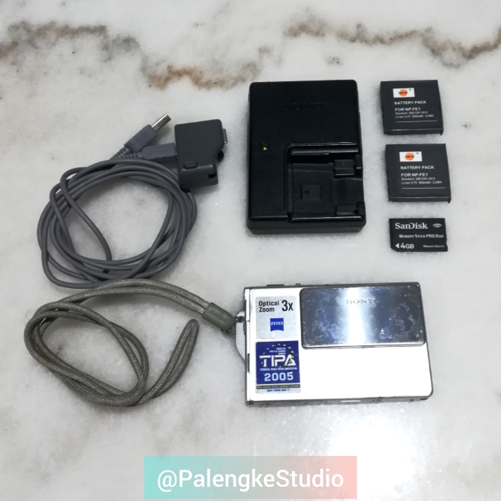 Sony Cybershot Carl Zeiss Vario Tessar 5.1MP Mpeg Movie VX Digital Camera DSC-T7
